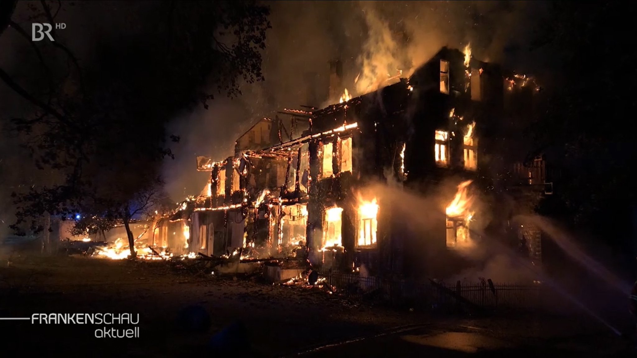 Ein Bauernhof in Tettau steht in Flammen.