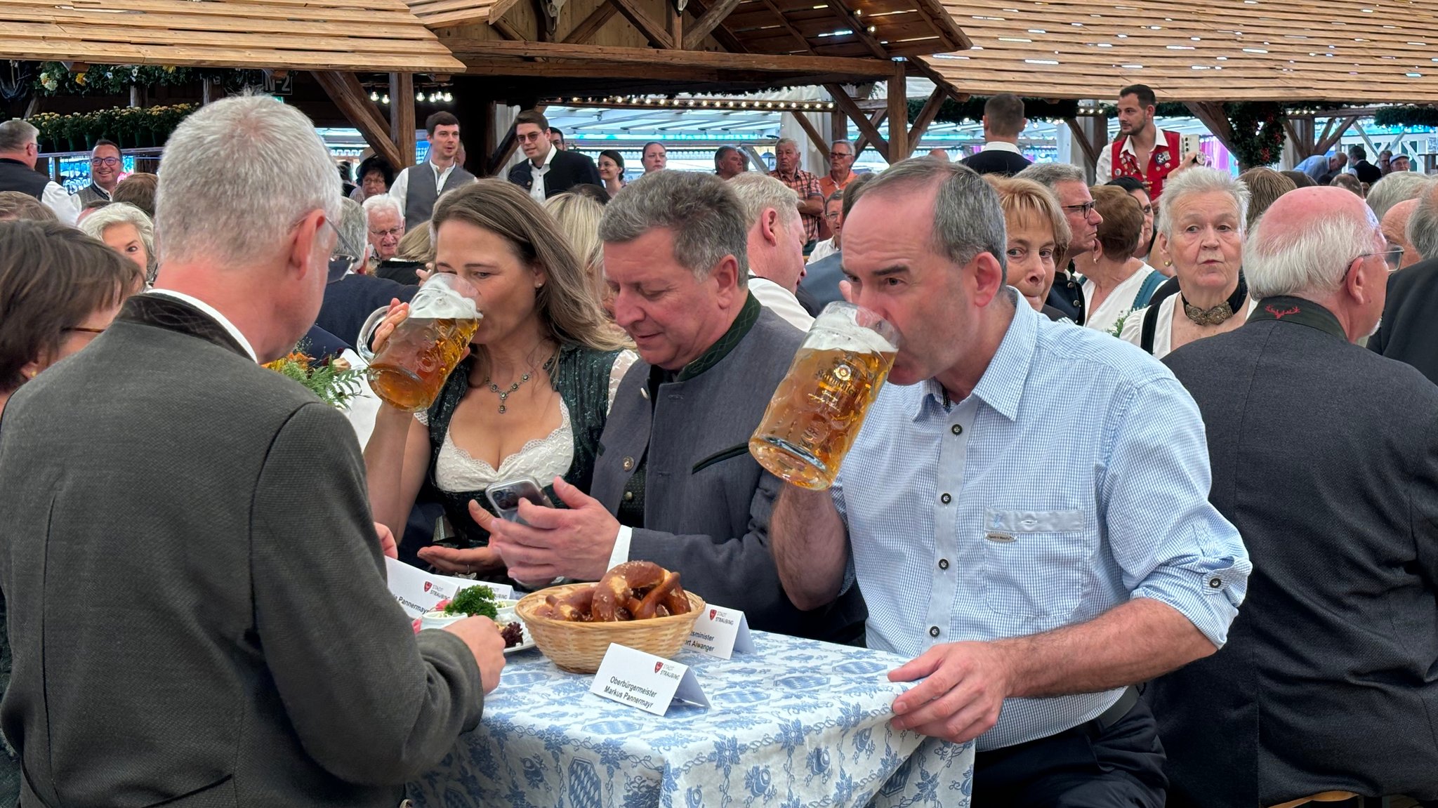 Am Tisch von OB Markus Pannermayr sitzen auch Wirtschaftsminister Hubert Aiwanger (r.) und Bauminister Christian Bernreiter (Mitte).