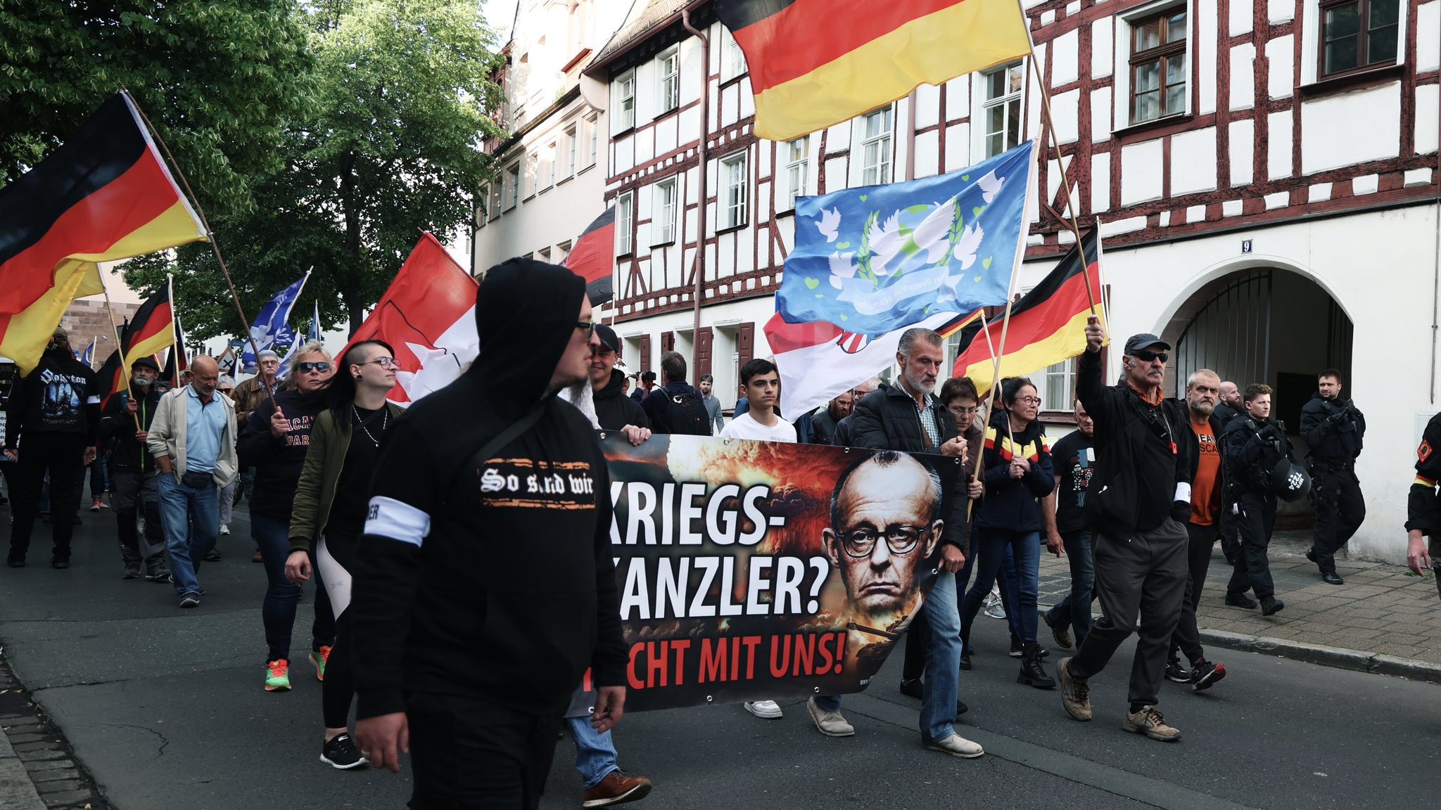 Fast jeden Montag versammeln sich rund 100 Personen der Gruppe "Team Menschenrechte Nürnberg". 