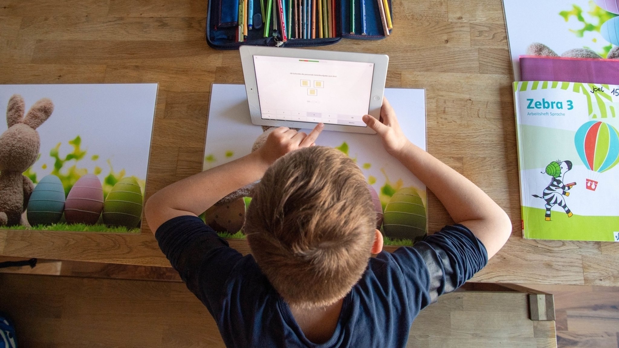 Schüler mit Tablet beim Lernen