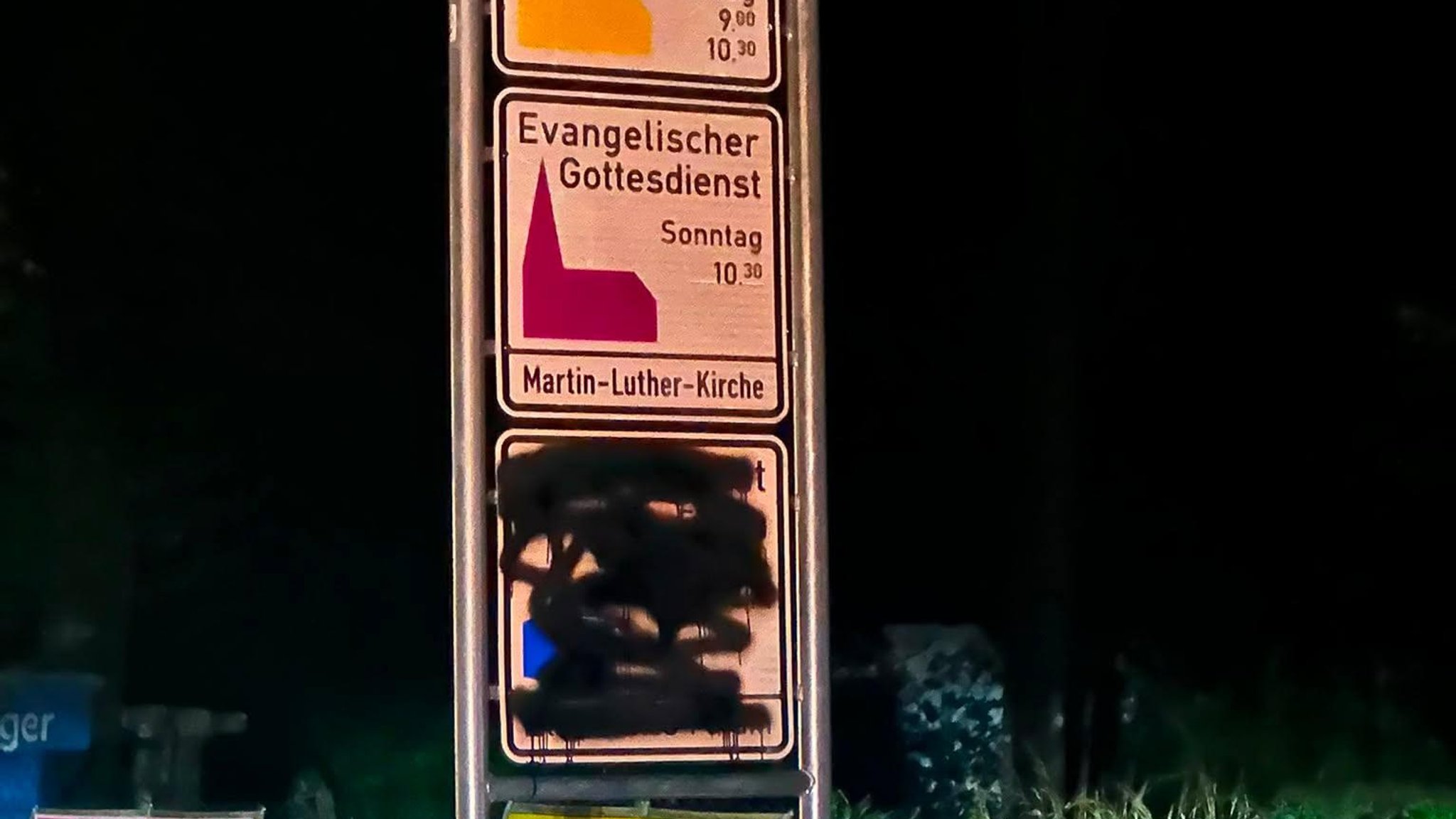 In der Nacht auf Samstag wurde das Schild mit den Zeiten für das Freitagsgebet beschmiert. | Bild: Penzberger Moschee In der Nacht auf Samstag wurde das Schild mit den Zeiten für das Freitagsgebet beschmiert.