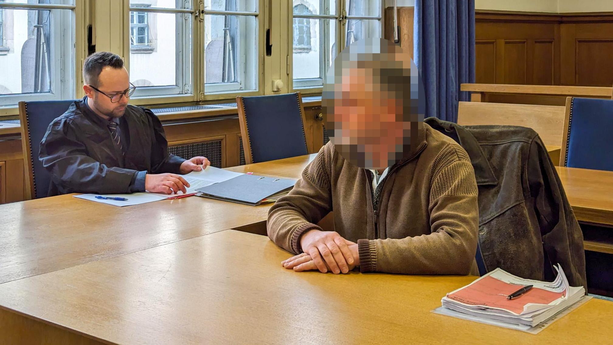 Der beschuldigte Polizist sitzt im Nürnberger Amtsgericht.
