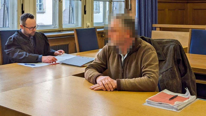Der beschuldigte Polizist sitzt im Nürnberger Amtsgericht.