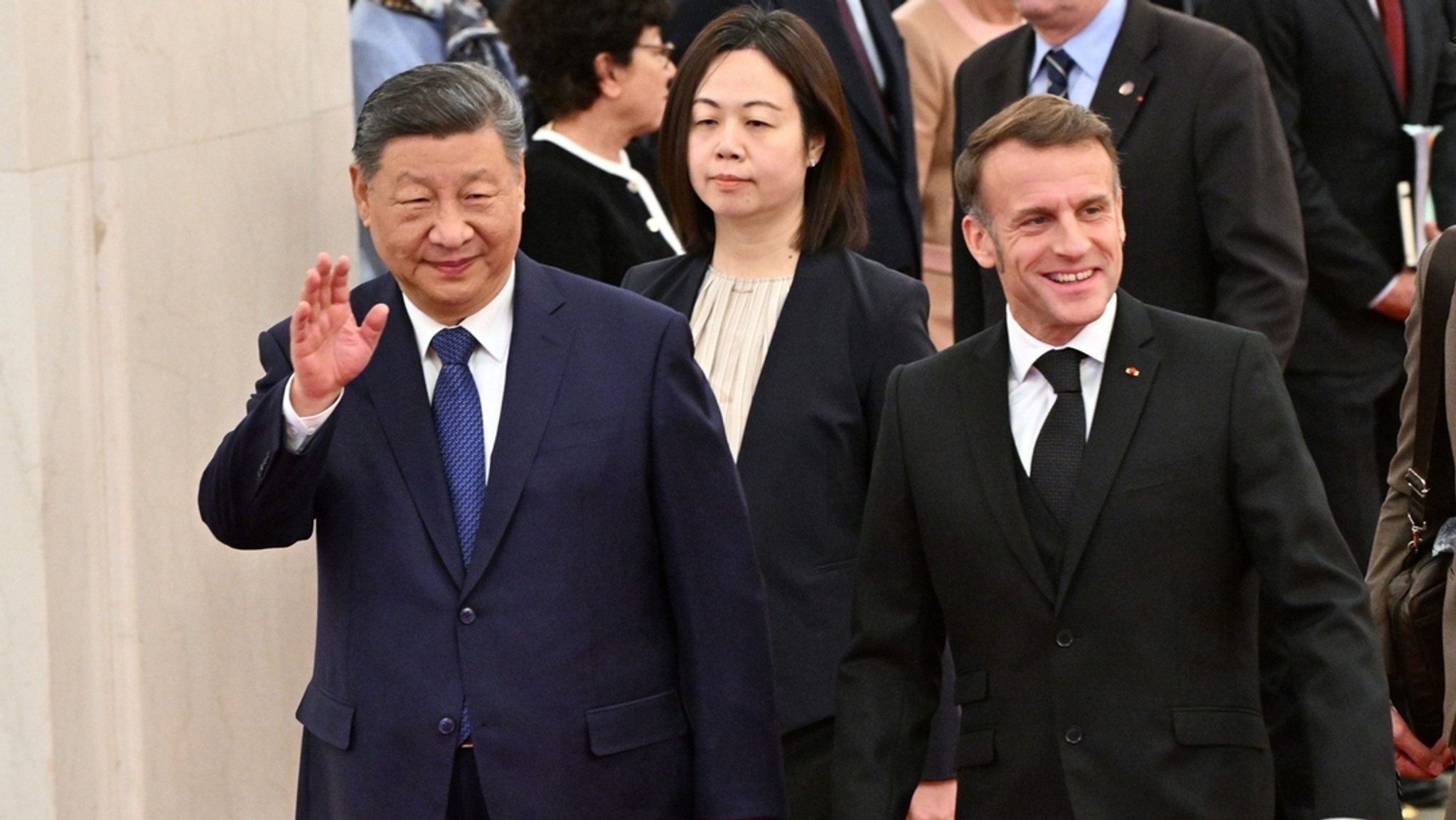 Frankreichs Präsident Emmanuel Macron (r) und Chinas Präsident Xi Jinping gehen bei einem Staatsbesuch in der Großen Halle des Volkes. 