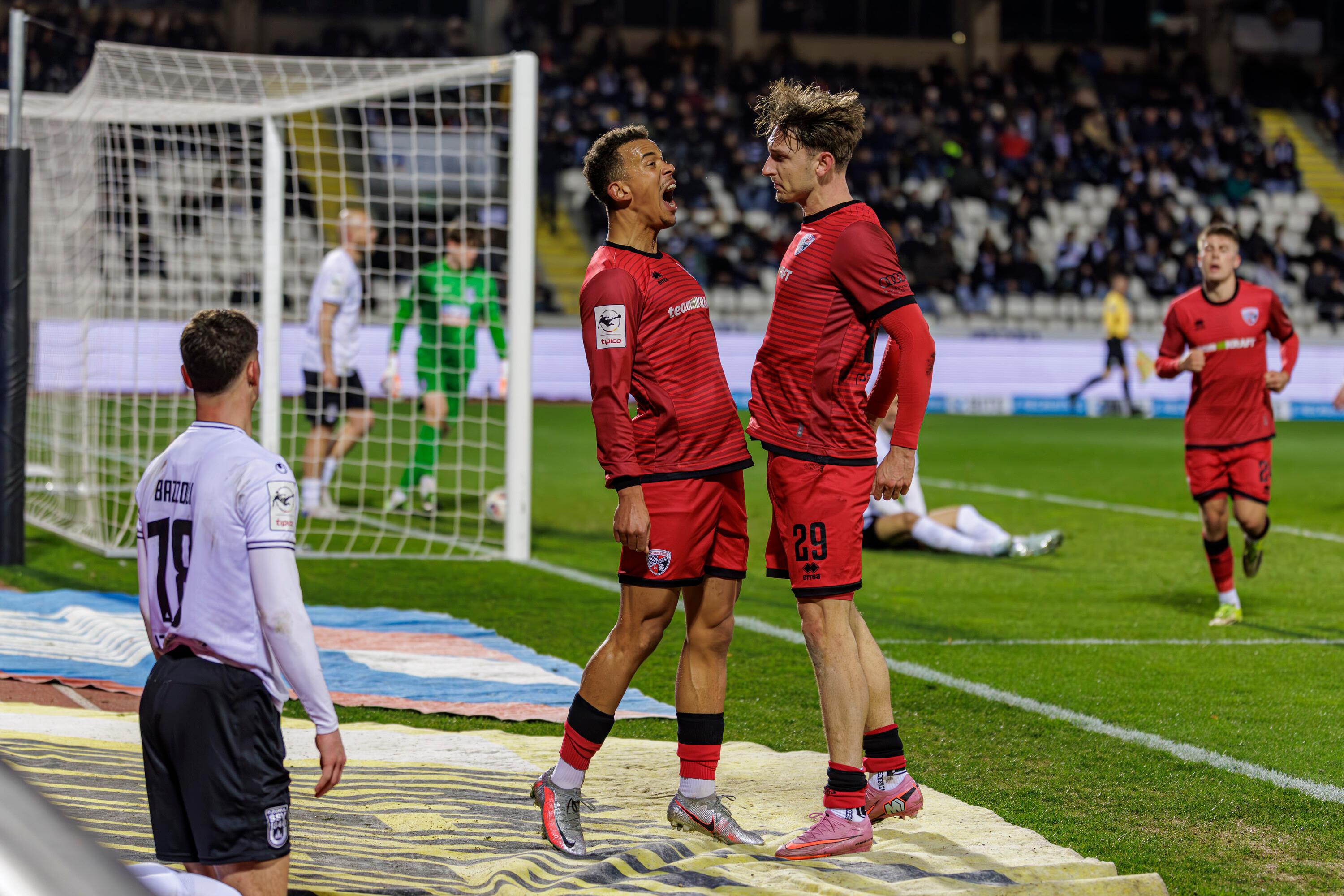 Julian Kügel (FCI) jubelt nach seinem Tor zum 1:0 mit Marcel Costly (FCI)