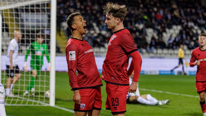 Julian Kügel (FCI) jubelt nach seinem Tor zum 1:0 mit Marcel Costly (FCI) | Bild: picture alliance / Fotostand | Schäfer Julian Kügel (FCI) jubelt nach seinem Tor zum 1:0 mit Marcel Costly (FCI)