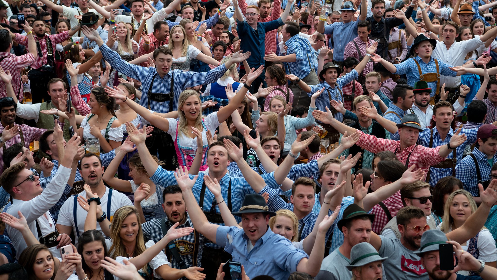 Wiesn-Besucher im Bierzelt auf dem 186. Oktoberfest. 