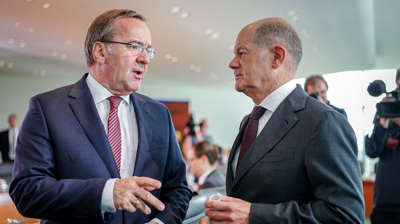 Bundeskanzler Olaf Scholz (r, SPD) und Boris Pistorius (SPD) | Bild: dpa-Bildfunk/Kay Nietfeld Bundeskanzler Olaf Scholz (r, SPD) und Boris Pistorius (SPD)