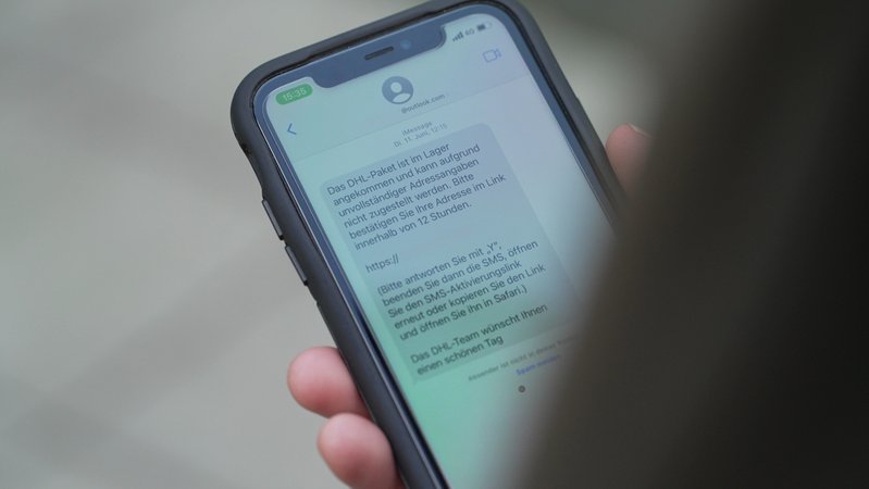 Betrügerische Textnachricht auf dem Smartphone | Bild: BR Betrügerische Textnachricht auf dem Smartphone