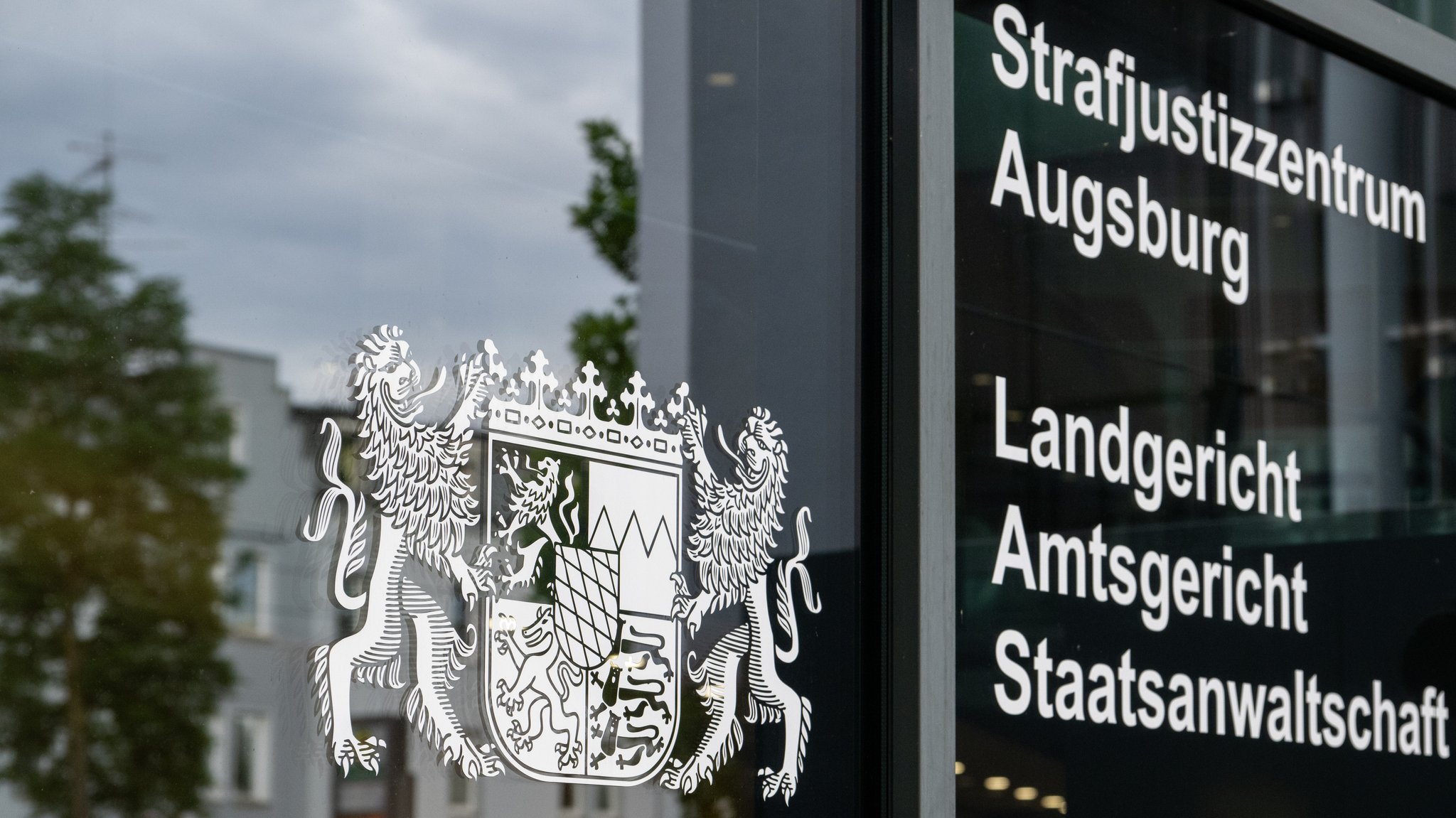 Blick auf den Eingang zum Strafjustizzentrum Augsburg, in dem sich unter anderem das Landgericht befindet. | Bild: pa/dpa | Stefan Puchner Blick auf den Eingang zum Strafjustizzentrum Augsburg, in dem sich unter anderem das Landgericht befindet.