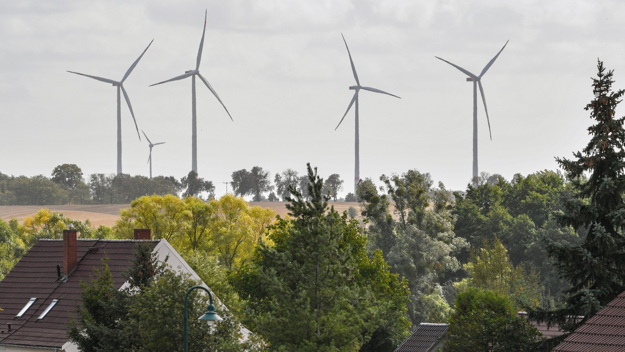 Windräder bei Oerlenbach im Lkr. Bad Kissingen