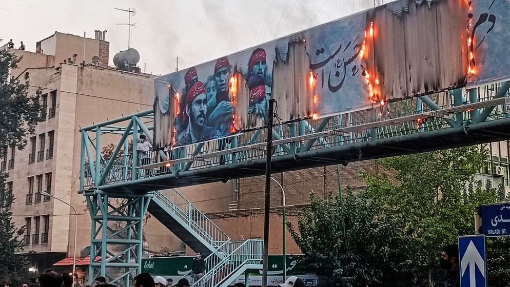 Brennende Transparente an einer iranischen Gebäudefassade | Bild:picture alliance/abaca/SalamPix/ABACA