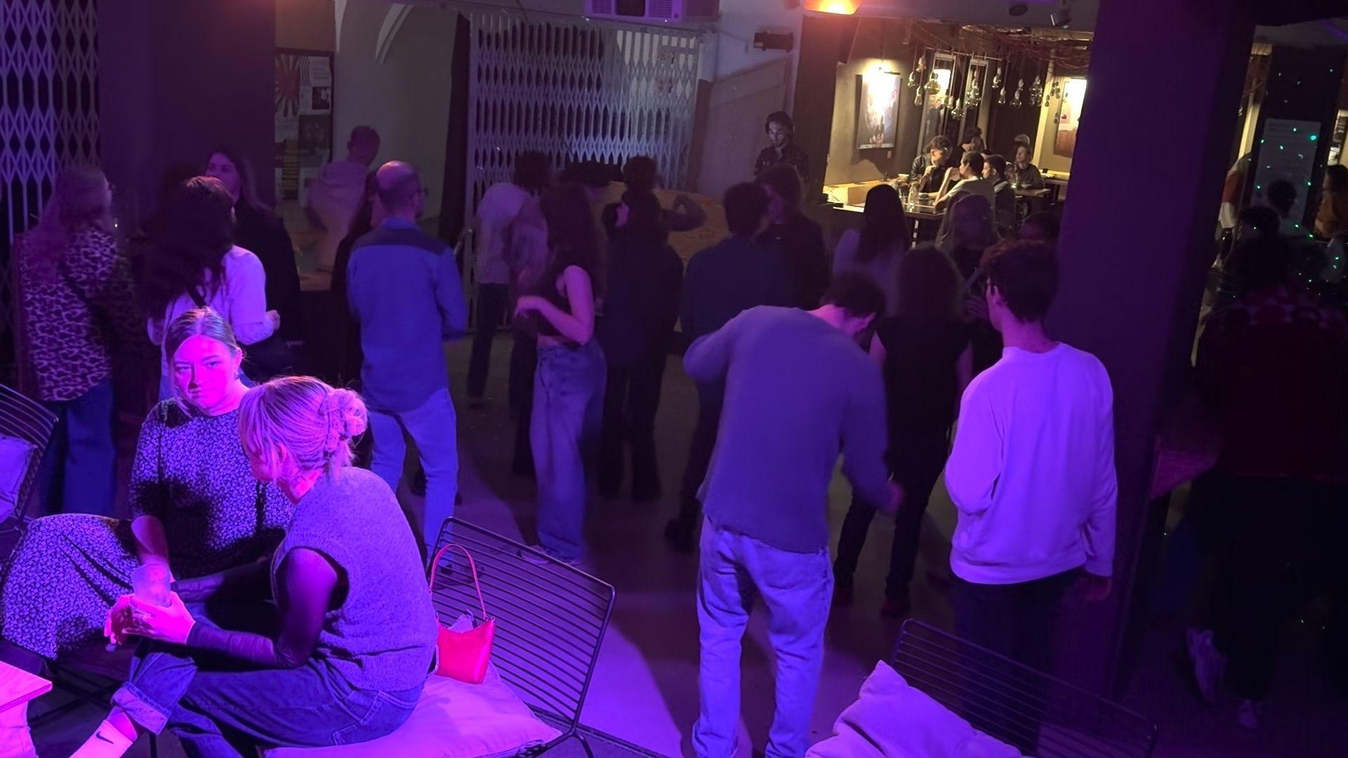 Tanzende Menschen im abgedunkelten Club am Morgen