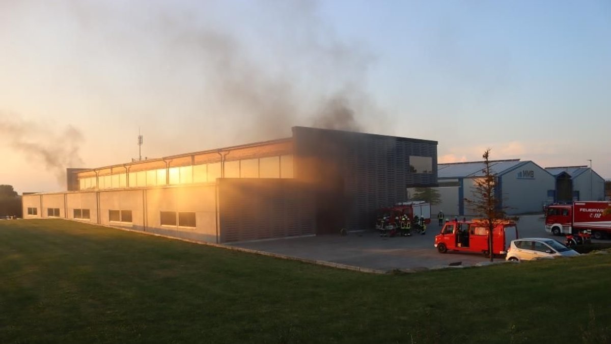 Schwarze Rauchschwaden ziehen aus dem Betriebsgebäude