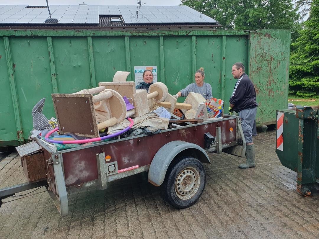 Alle Hände und auch alle Hänger werden in Hohenkammer (Lkr. Freising) nach dem Hochwasser gebraucht. 
