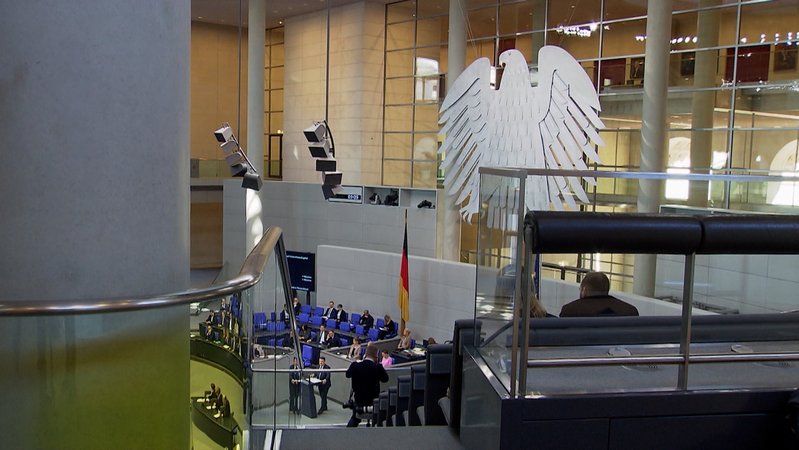 Blick in den Plenarsaal des Deutschen Bundestags im Reichstagsgebäude in Berlin. | Bild: Bayerischer Rundfunk 2024 Blick in den Plenarsaal des Deutschen Bundestags im Reichstagsgebäude in Berlin.