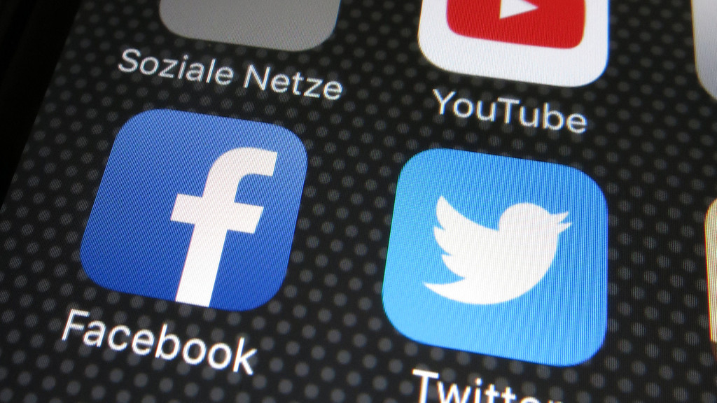 Die Icons der Plattformen Facebook, Twitter und YouTube auf dem Display eines Smartphones