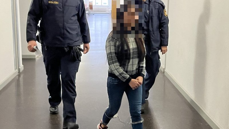 Zwei Polizisten begleiten die angeklagte Krankenschwester in den Gerichtssaal. Sie trägt Fußfesseln. | Bild: BR/Sarah Höger Zwei Polizisten begleiten die angeklagte Krankenschwester in den Gerichtssaal. Sie trägt Fußfesseln.