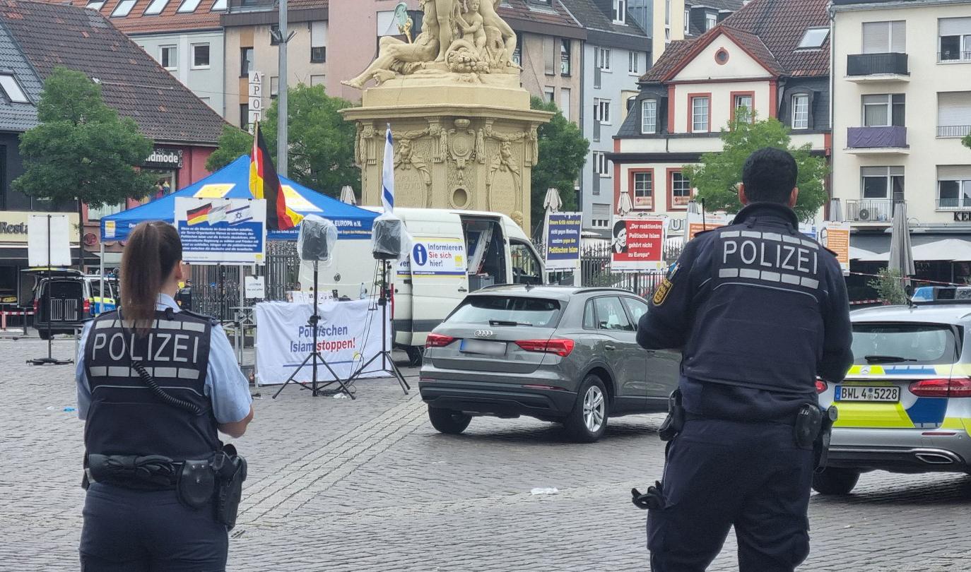 Einsatzkräfte der Polizei sind bei einem Vorfall auf dem Mannheimer Marktplatz im Einsatz.