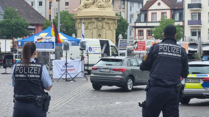 Einsatzkräfte der Polizei sind bei einem Vorfall auf dem Mannheimer Marktplatz im Einsatz. | Bild: picture alliance/dpa | Rene Priebe Einsatzkräfte der Polizei sind bei einem Vorfall auf dem Mannheimer Marktplatz im Einsatz.