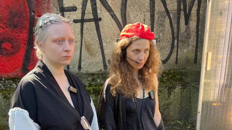 Zwei Mitglieder von Pussy Riot vor einem Graffiti auf dem "Stop Fascism" steht | Bild: BR/ Simon Emmerlich Zwei Mitglieder von Pussy Riot vor einem Graffiti auf dem "Stop Fascism" steht