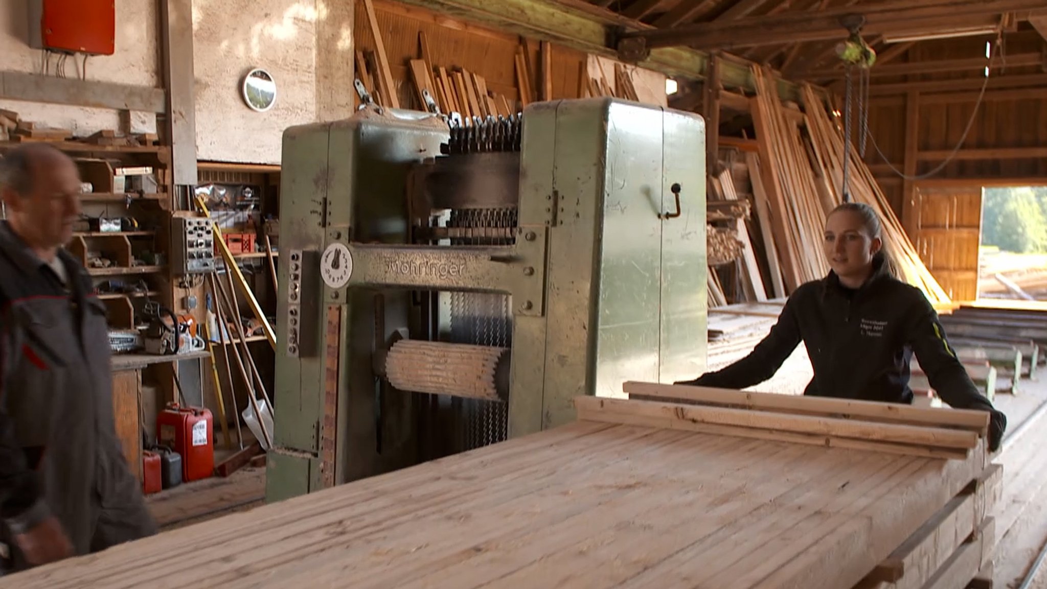 Luisa Hummel bei der Arbeit im Sägewerk Hummel.