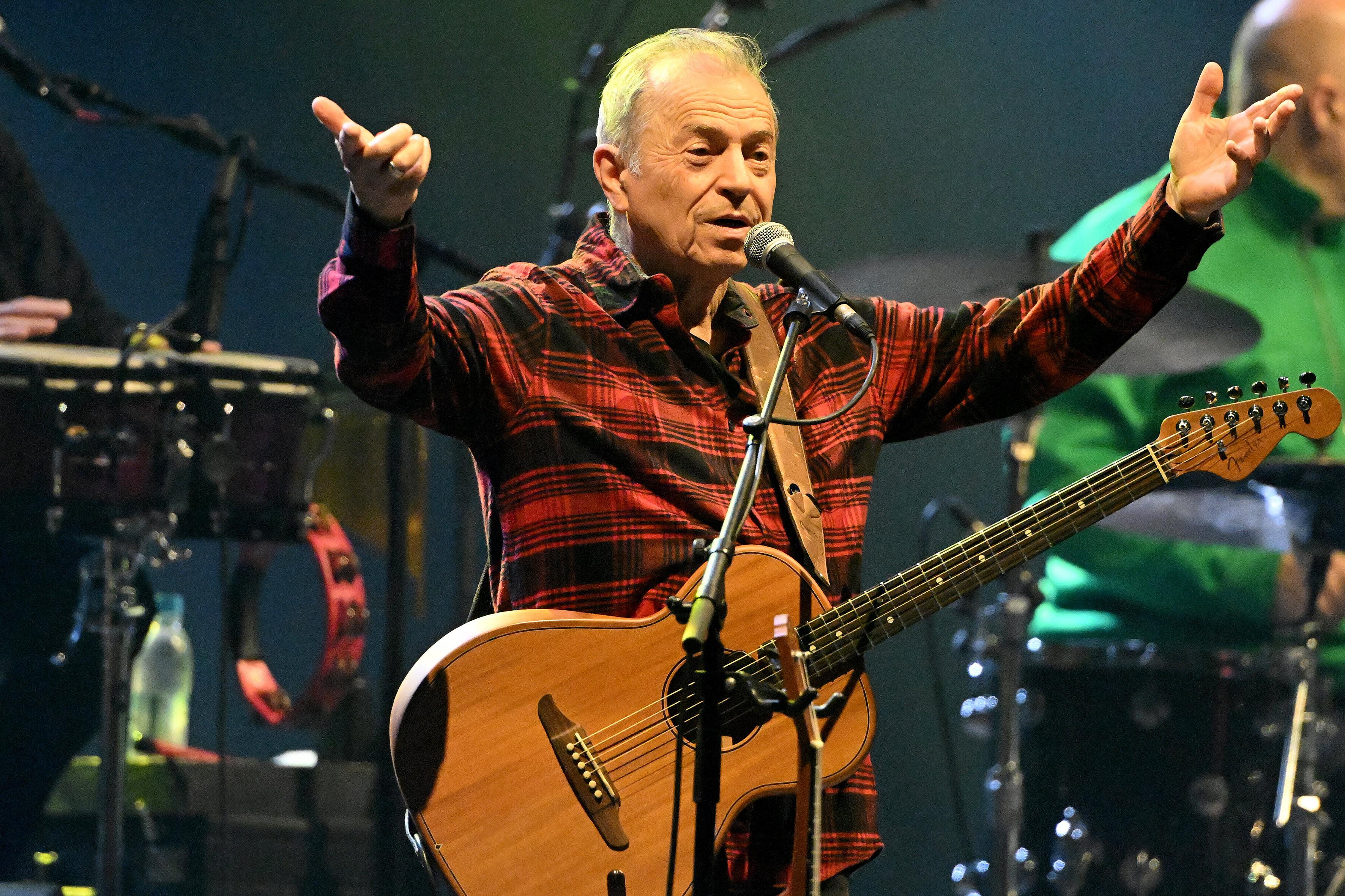 An den Pranger gestellt: Günther Sigl mit seiner Spider Murphy Gang live im Münchner Olympiapark. [Archivbild vom 13.07.2025.] | Bild:picture alliance / Jens Niering | Jens Niering