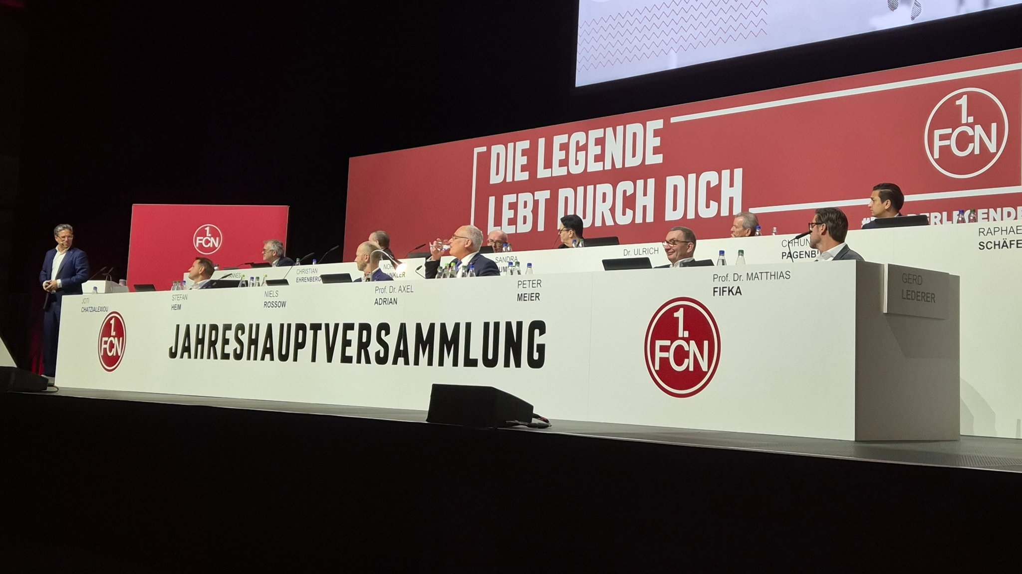 Finanzvorstand Stefan Heim präsentiert die Bilanz des 1. FC Nürnberg aus dem Geschäftsjahr 2023/24