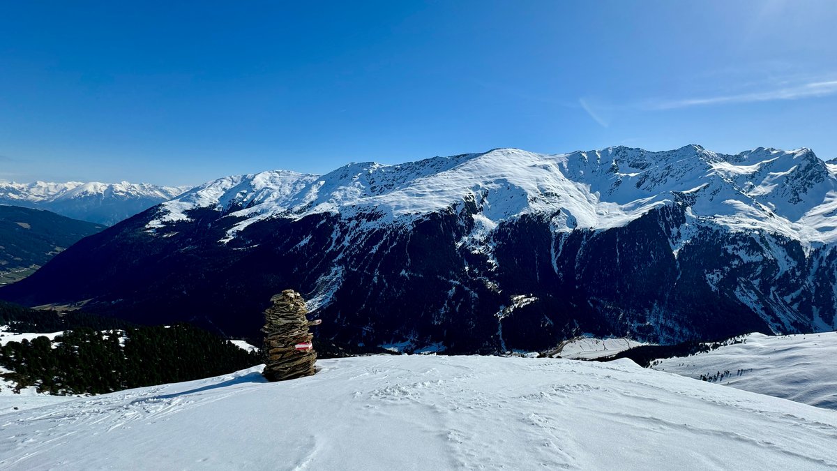 Blick über die Berge des Tiroler Sellraintales im Frühjahr 2024