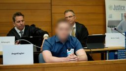 Der Angeklagte im Gerichtssaal | Bild:dpa-Bildfunk/Uwe Lein