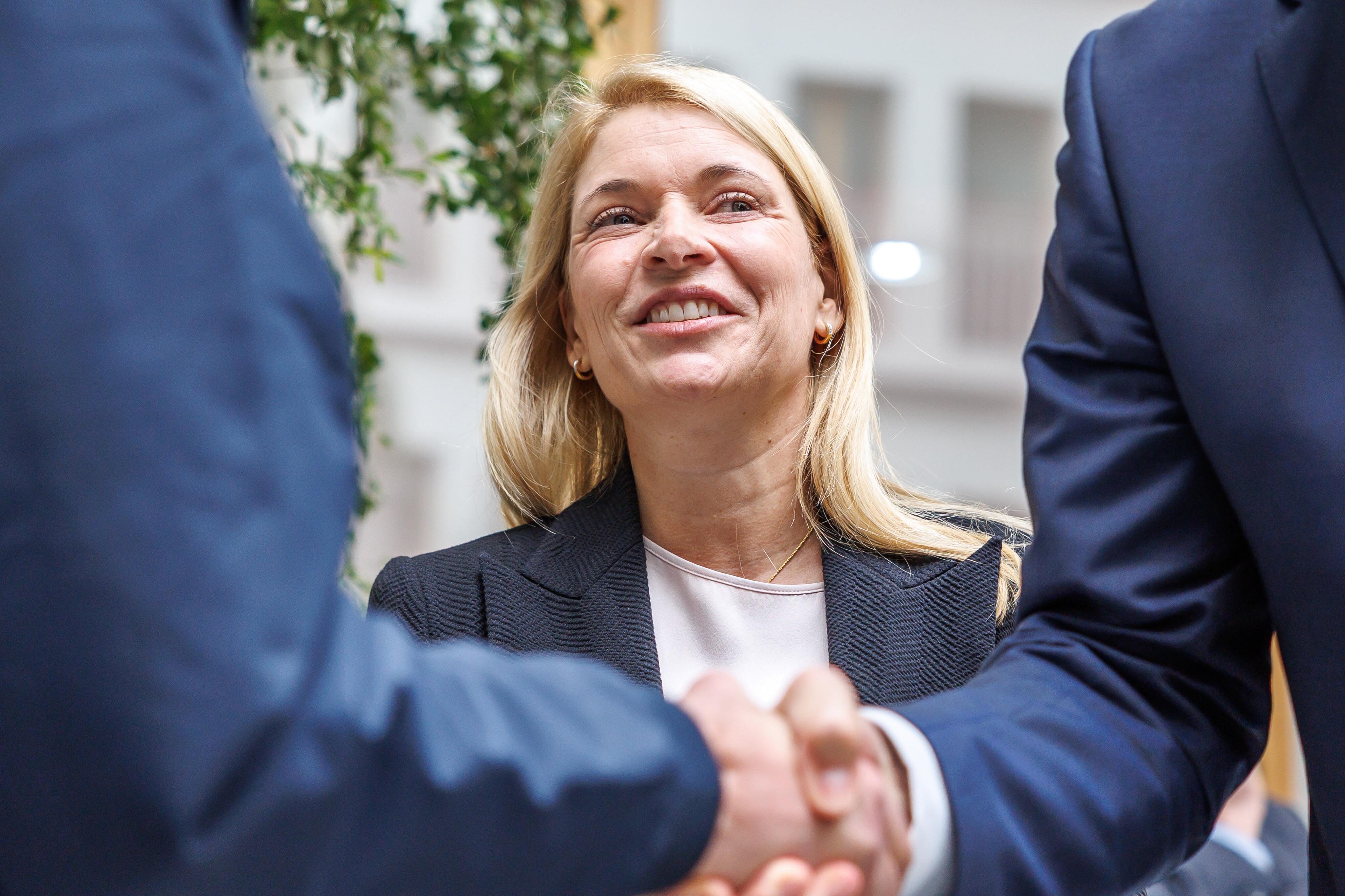 Die designierte neue Bahnchefin Evelyn Palla kommt zur Pressekonferenz zur Vorstellung der neuen Bahn-Strategie.