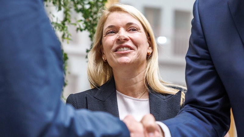 Die designierte neue Bahnchefin Evelyn Palla kommt zur Pressekonferenz zur Vorstellung der neuen Bahn-Strategie. | Bild: picture alliance/dpa | Andreas Gora Die designierte neue Bahnchefin Evelyn Palla kommt zur Pressekonferenz zur Vorstellung der neuen Bahn-Strategie.