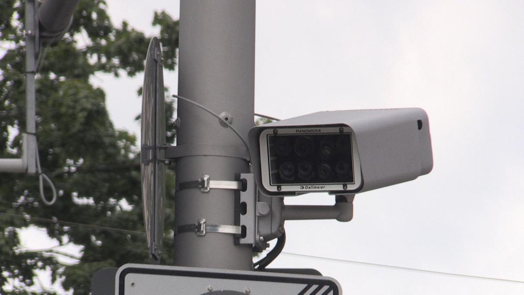 Festinstallierte Videokamera am Augsburger Königsplatz