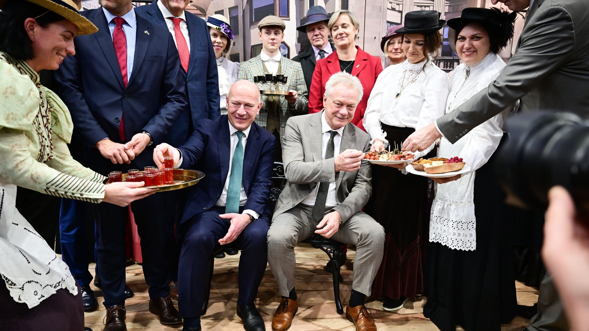 dpatopbilder - 16.01.2026, Berlin: Alois Rainer (CSU, r), Bundesminister für Ernährung, Landwirtschaft und Heimat, und Kai Wegner (CDU), Regierender Bürgermeister von Berlin, sitzen während des Eröffnungsrundgangs zum Beginn der 90. Internationalen Grünen Woche am Stand von Lettland. Die weltgrößte Messe für Ernährung, Landwirtschaft und Gartenbau in Berlin feiert ihr 100-jähriges Bestehen. Foto: Sebastian Christoph Gollnow/dpa +++ dpa-Bildfunk +++