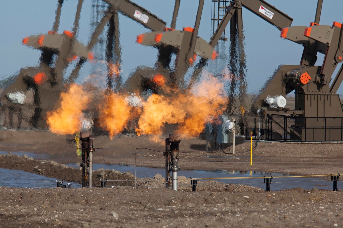 Beim Abpumpen von Öl wird Erdgas abgefackelt
