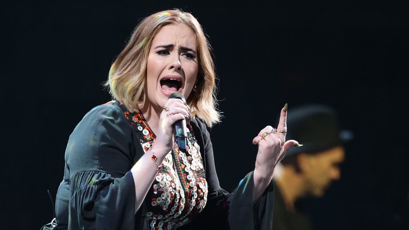 Adele bei einem Konzert in Las Vegas | Bild: picture alliance / empics | Yui Mok Adele bei einem Konzert in Las Vegas