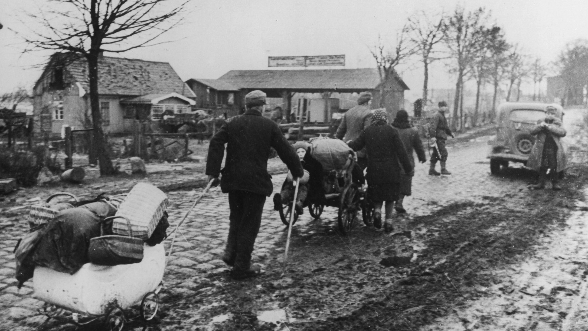 Millionen Menschen wurden aus den früheren deutschen Ostgebieten nach dem Ende des Zweiten Weltkriegs vertrieben oder flüchteten. | Bild: picture-alliance / akg-images Millionen Menschen wurden aus den früheren deutschen Ostgebieten nach dem Ende des Zweiten Weltkriegs vertrieben oder flüchteten.