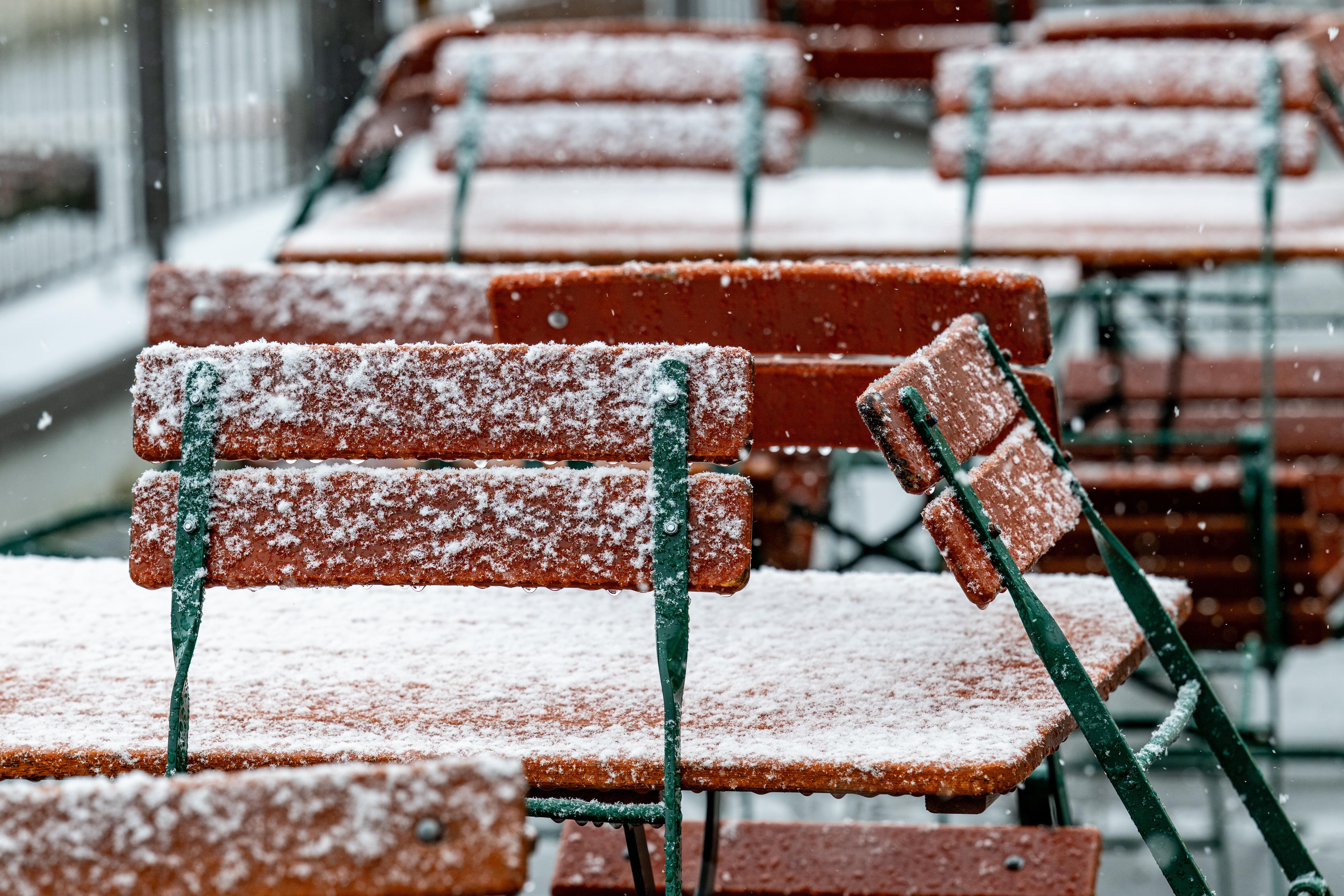 Schnee bedeckt Tische und Stühle an der Talstation des Großen Arbers (Aufnahme vom 17.11.2025)