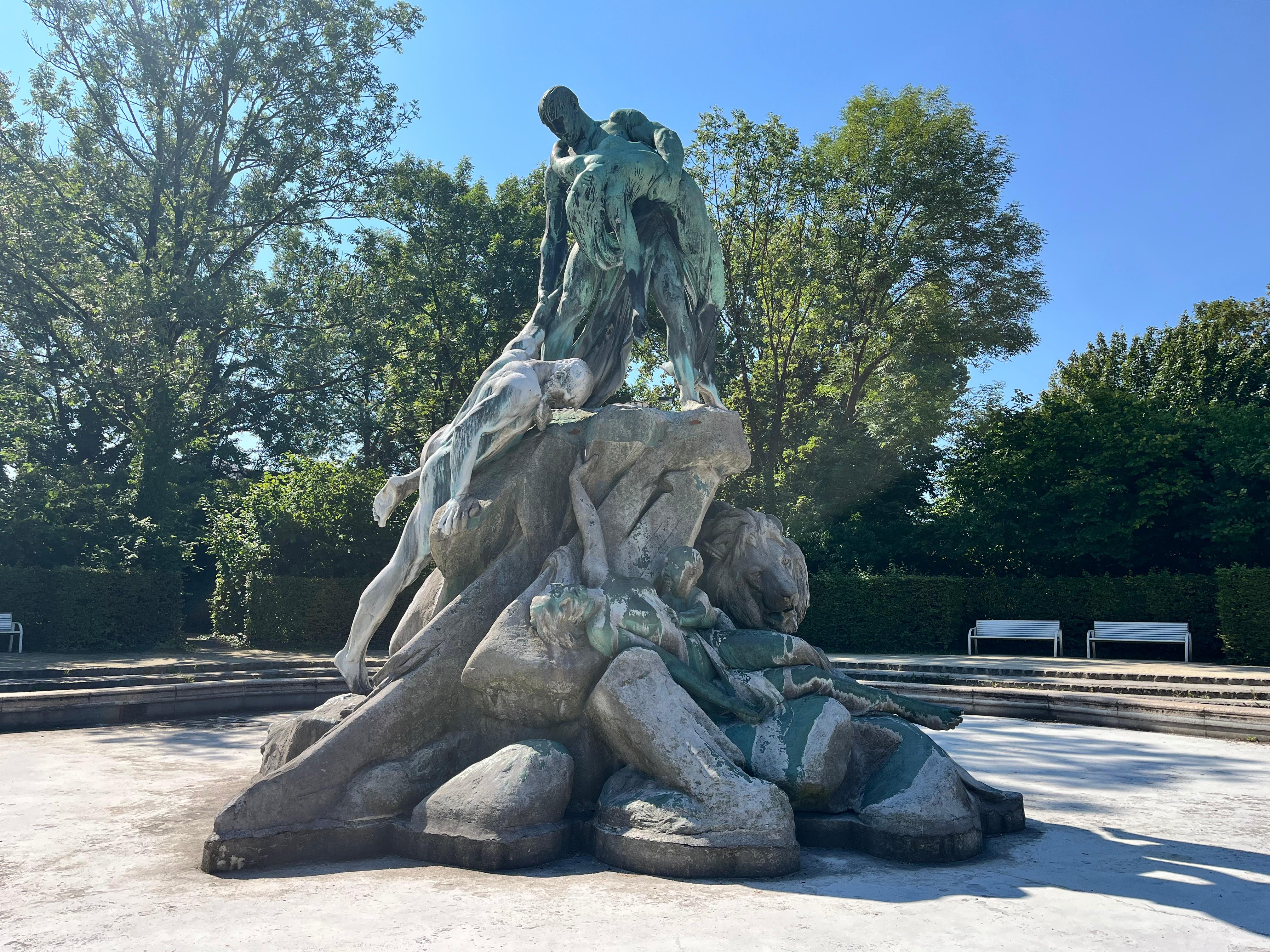 Ein abgeschalteter Brunnen mit Bronzefiguren