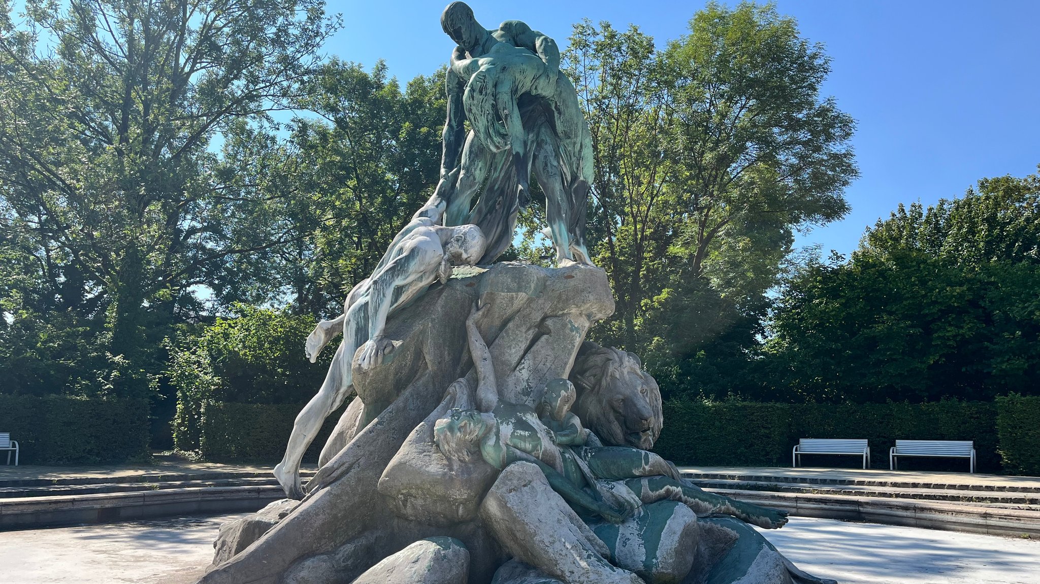 Ein abgeschalteter Brunnen mit Bronzefiguren