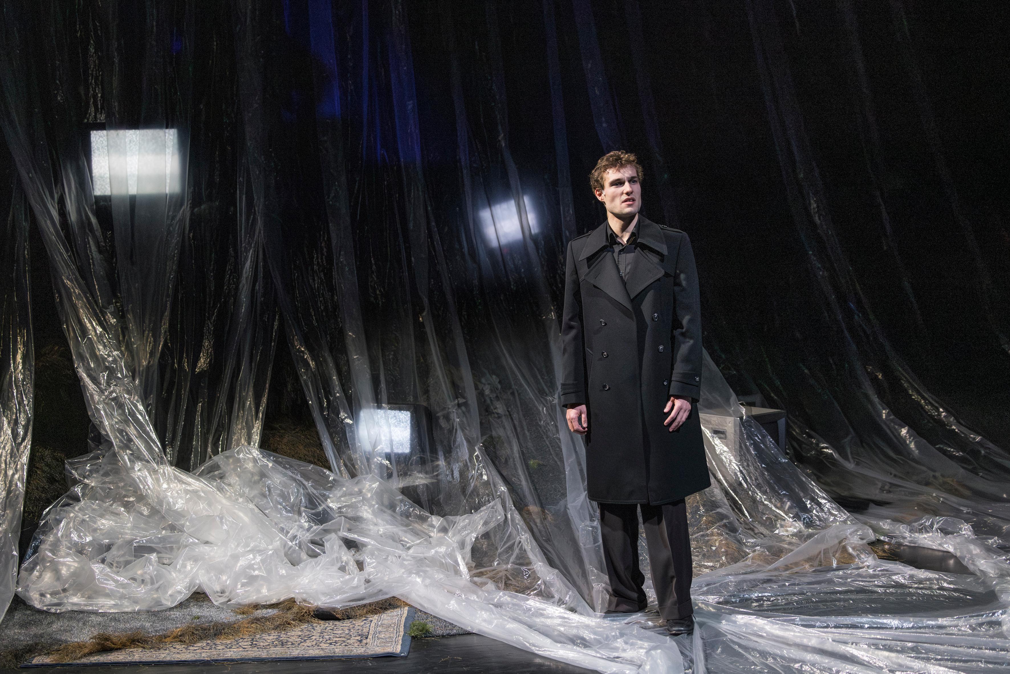 Der Titelheld steht auf und vor Klarsichtfolien