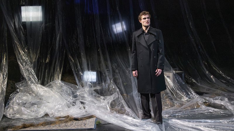 Der Titelheld steht auf und vor Klarsichtfolien | Bild: Alvise Predieri/Theaterakademie August Everding Der Titelheld steht auf und vor Klarsichtfolien