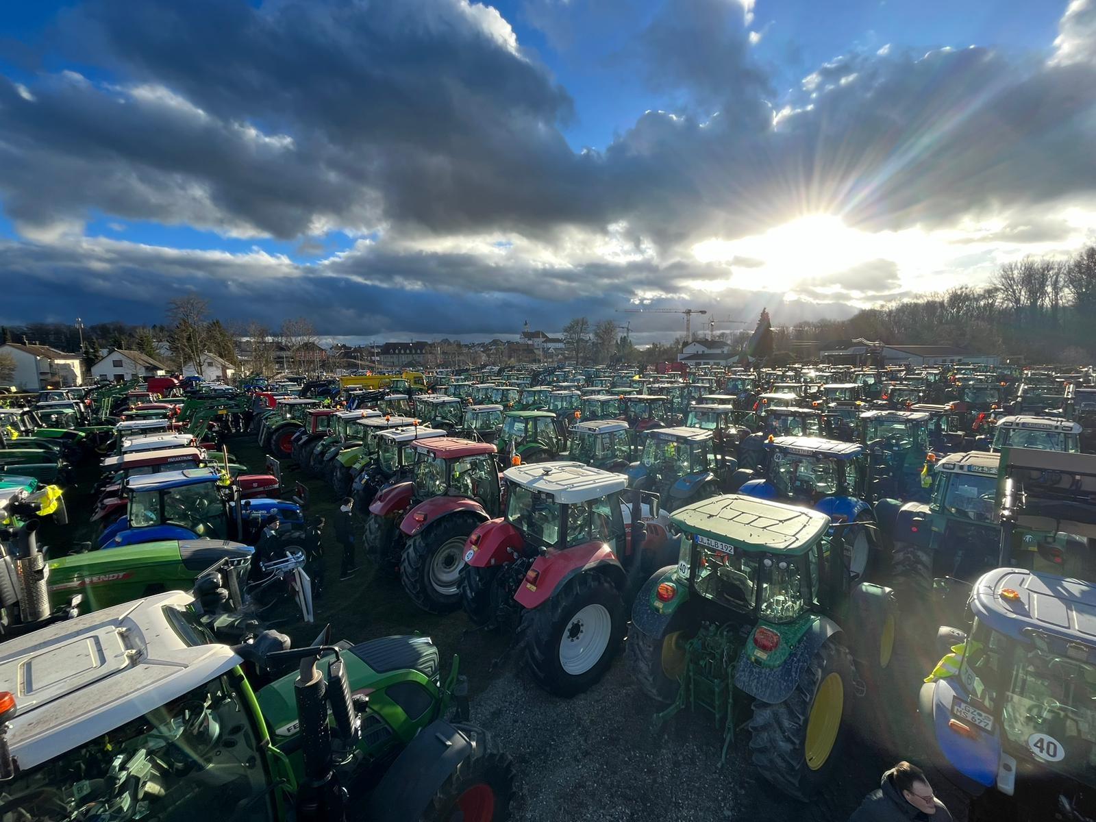 Hunderte von Traktoren stehen auf dem Volksfestplatz in Günzburg