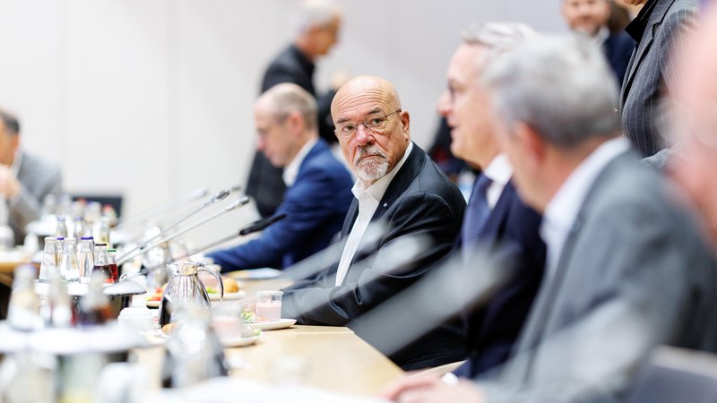 Wolfram Hatz, Präsident der Vereinigung der bayerischen Wirtschaft (Archivbild vom 27.10.2025). | Bild: picture alliance / dpa | Matthias Balk Wolfram Hatz, Präsident der Vereinigung der bayerischen Wirtschaft (Archivbild vom 27.10.2025).