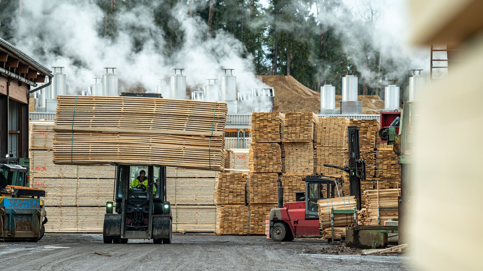 Holzbretter liegen auf dem Gelände des Sägewerks der Ziegler Group in Plößberg. 