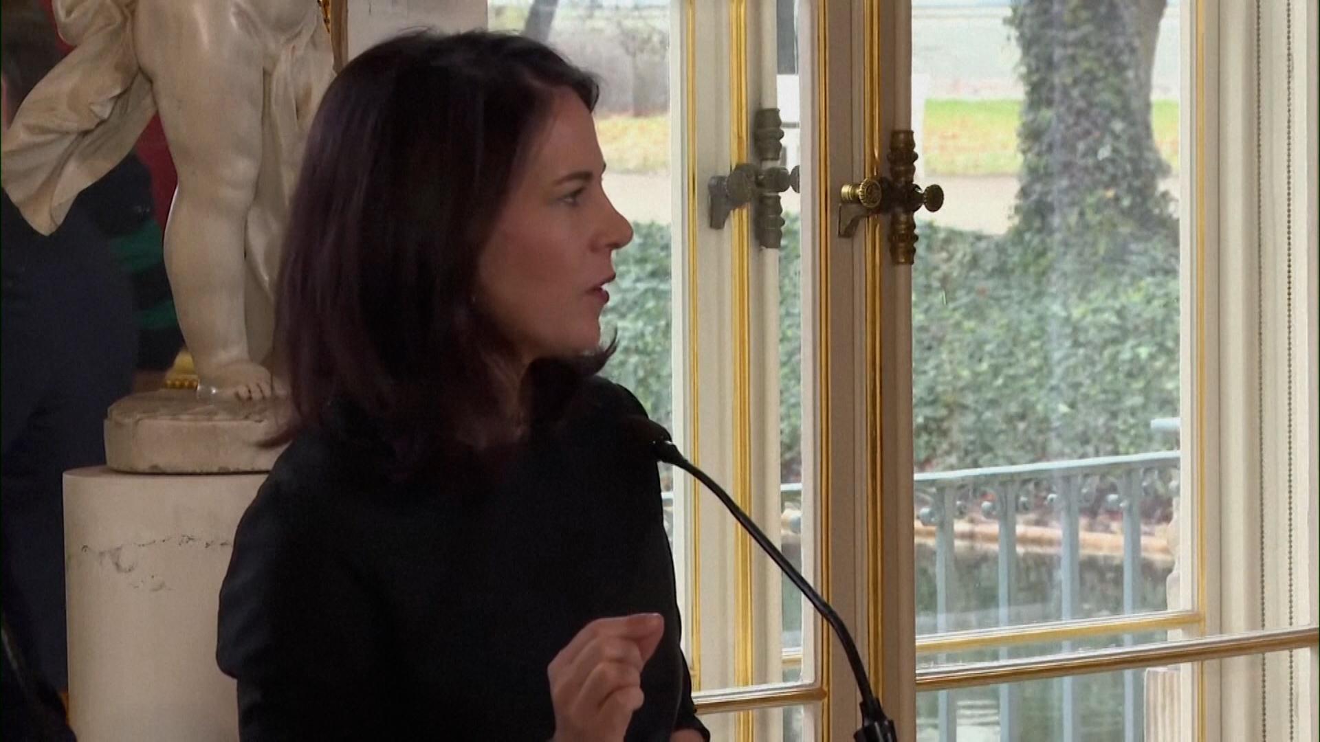 Außenministerin Baerbock (B´90/Grüne) warnt vor der hybriden Kriegsführung Putins gegen die europäische Demokratie.