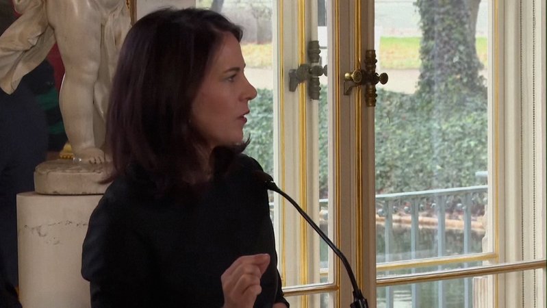 Außenministerin Baerbock (B´90/Grüne) warnt vor der hybriden Kriegsführung Putins gegen die europäische Demokratie. | Bild: BR Außenministerin Baerbock (B´90/Grüne) warnt vor der hybriden Kriegsführung Putins gegen die europäische Demokratie.