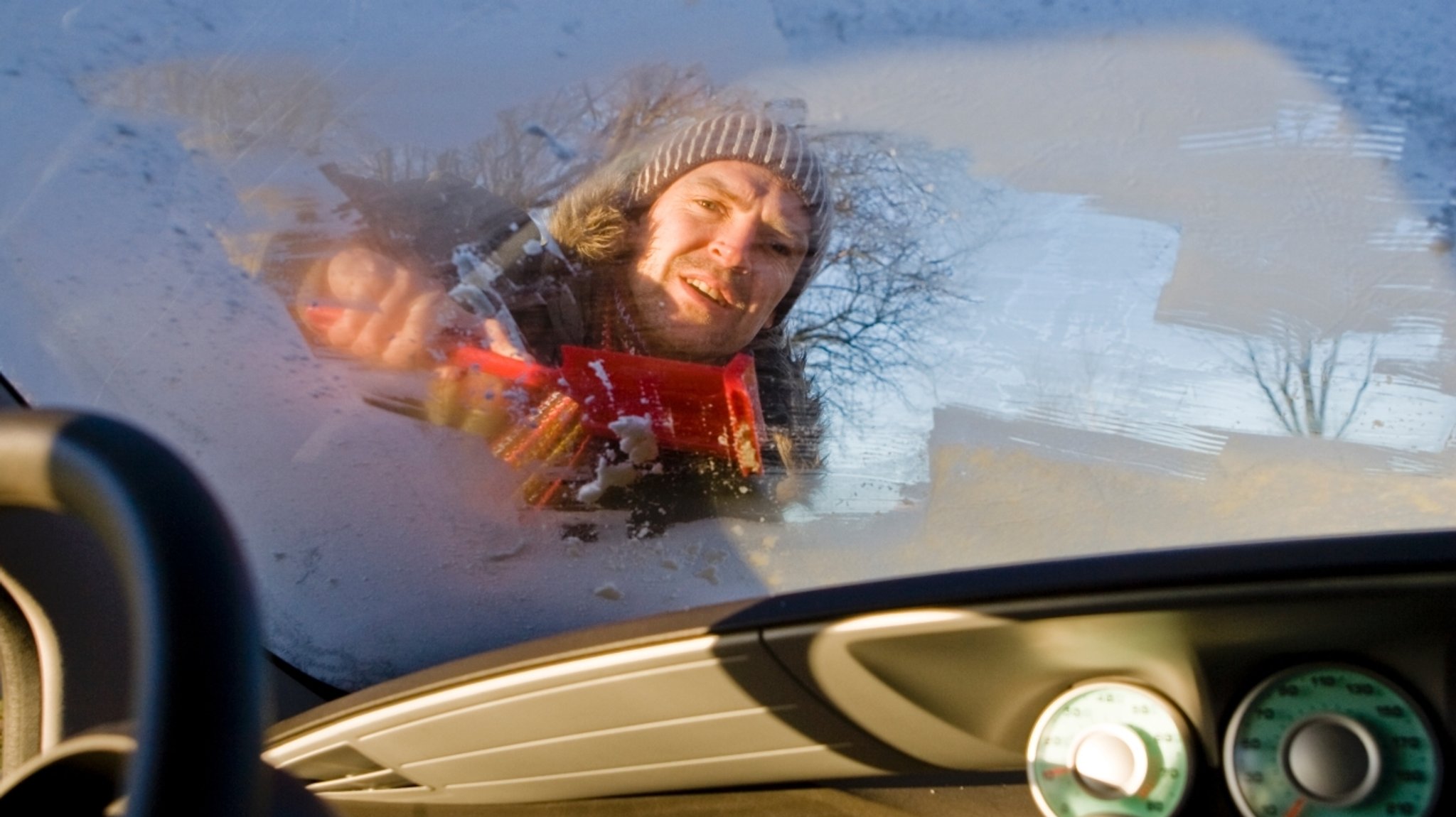 Eiskratzen am Auto: Tipps für eisfreie Scheiben