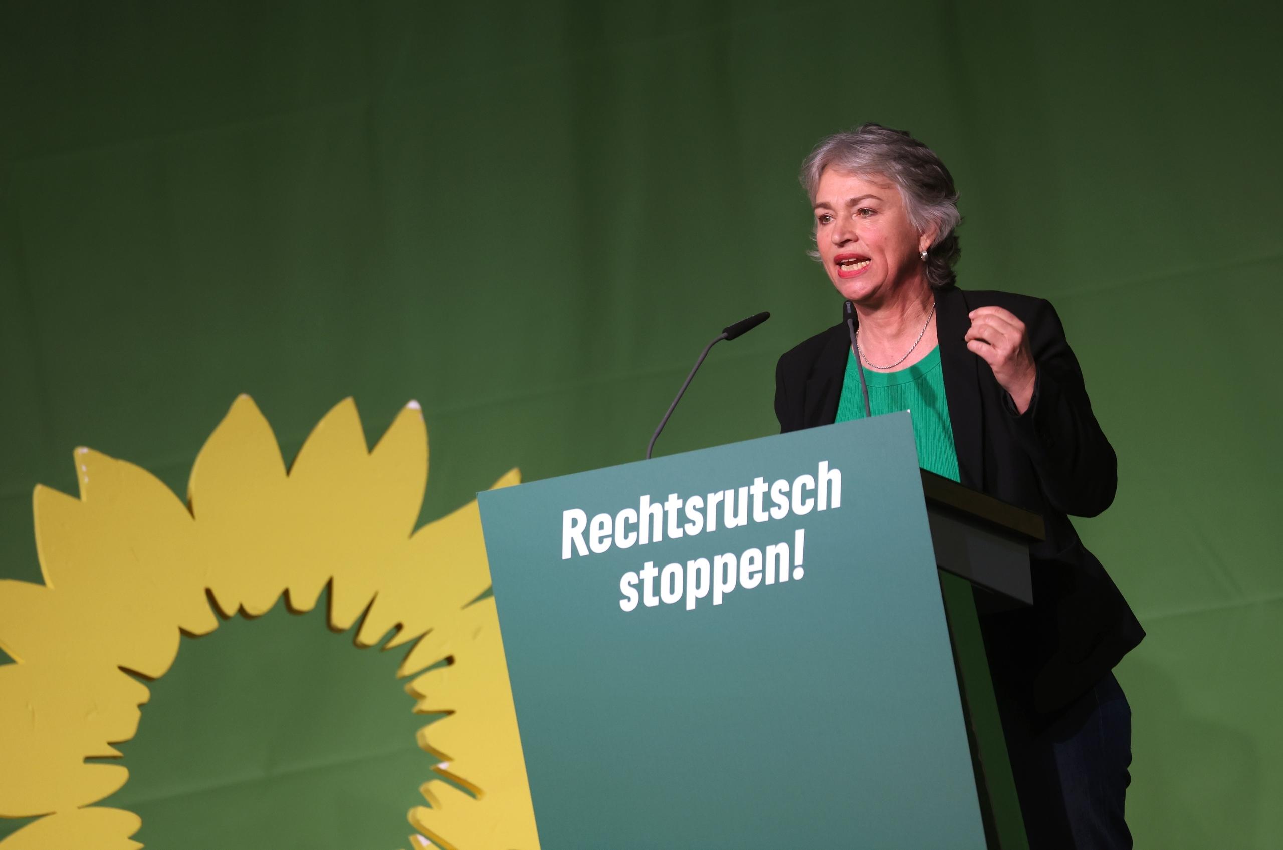 Gisela Sengl, neu gewählte Co-Vorsitzende der bayerischen Grünen, spricht auf der Landesdelegiertenkonferenz der bayerischen Grünen auf der Bühne.