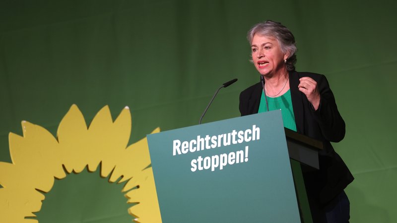 Gisela Sengl, neu gewählte Co-Vorsitzende der bayerischen Grünen, spricht auf der Landesdelegiertenkonferenz der bayerischen Grünen auf der Bühne.